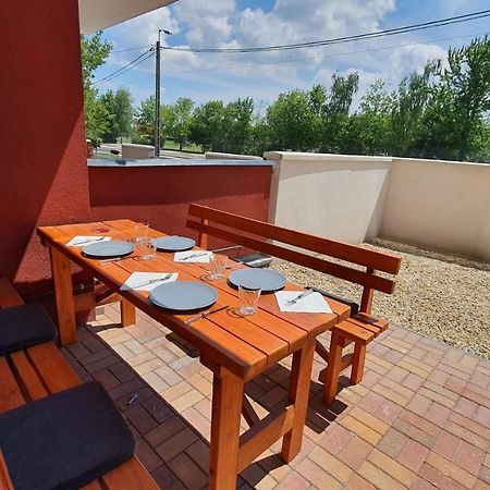 Aqua Apartman Tiszaújváros Dış mekan fotoğraf